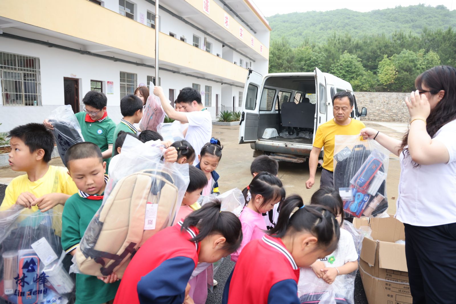 【阎良·爱心】“留守爱的童心”公益课堂走进关山中心小学_渭北